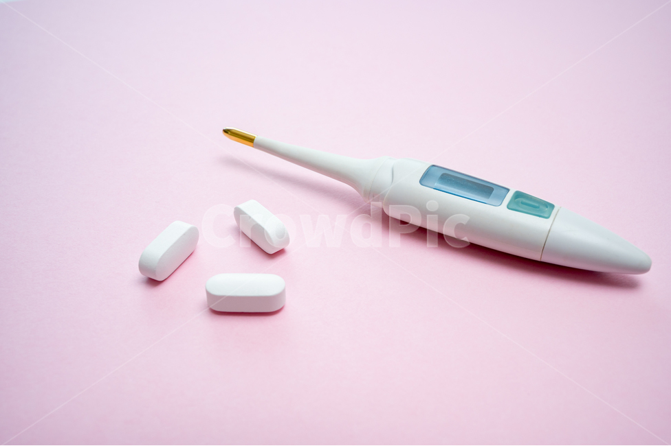 체온계,체온,약,알약,분홍,핑크,배경,측정,열,고열,해열제,독감,감기,몸살,신종플루,의료,보건,건강,치료,진료,두통약,진통제,처방,흰색,분홍색,건강검진,의학,감기약,정제,의약품,약품,내복약,메디슨,처방약,온도계,비타민,보충제,치료제,핑크배경,카피스페이스,영양제,건강보조식품,예방,질병,생활,의료,의학,병원,medical,hospital,clinic