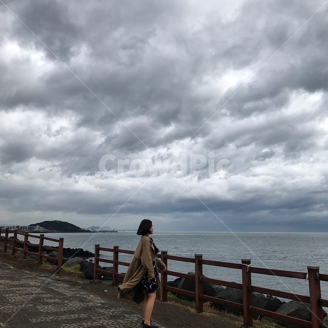 인물,사람,여자,구름,태풍,흐린날씨,울타리,바닷가,바다,하늘,트렌치코트,단발머리