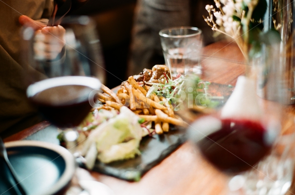 food,wine,restaurant,레스토랑,음식,와인,brown,film,기념일,축하,anniversary,congratulation,celebrate,celebration,음식,식재료,요리,food,cook,meal,dishes,food reserves,술,주류,alcohol,감성,sensible,feeling