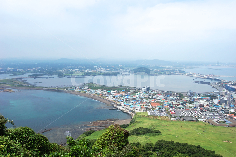 산,봉우리,성산일출봉,여름,하늘,날씨,제주도,제주도하늘,여행,여행사진,푸른,sky,sunny,맑은,weather,trip,travel,travelling,풍경,배경,배경사진,풍경사진,감성사진,평화로운,분위기,차분한,차분함,평화로움,summer,mountain,mountaintop,road,tree,trees,cloud,jeju,jejuisland,Korea,korean,scene,view,ambience,atmosphere,background,calm,peaceful,tranquil,still,바다,바닷가,ocean,sea,꼭대기,top,town,마을,자연,풍경,nature,landscape,한국자연풍경,한국자연경관,korea nature landscape,제주도,jeju,jeju island,도시,city,한국도시풍경,한국도시경관,korea cityscape,경치,outdoors,옥외,scenery,land,땅,대양,water,물,aerial view,조감도,shoreline,해안선