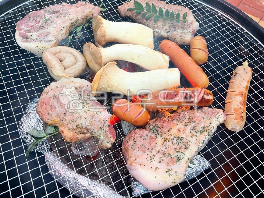 목살,삼겹살,돼지고기,돼지,고기,숯불구이,숯불삼겹살,숯불,숯,불,목살스테이크,스테이크,바베큐,숯불고기,음식,요리,식사,식재료,먹방,밥도둑,석쇠,모듬햄,모듬소세지,햄구이,소세지구이,모듬햄구이,모듬소세지구이,통새송이버섯구이,버섯구이,새송이버섯구이,새송이버섯,구이,산초,산초잎,bbq,food,dish,cook,meal,meat,pork