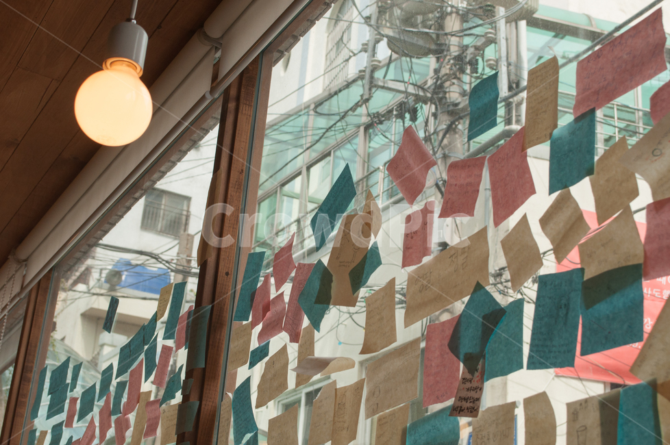 전등,포스트잇,카페,인테리어,실내,전구,추억,메모,인테리어,실내디자인,interior design