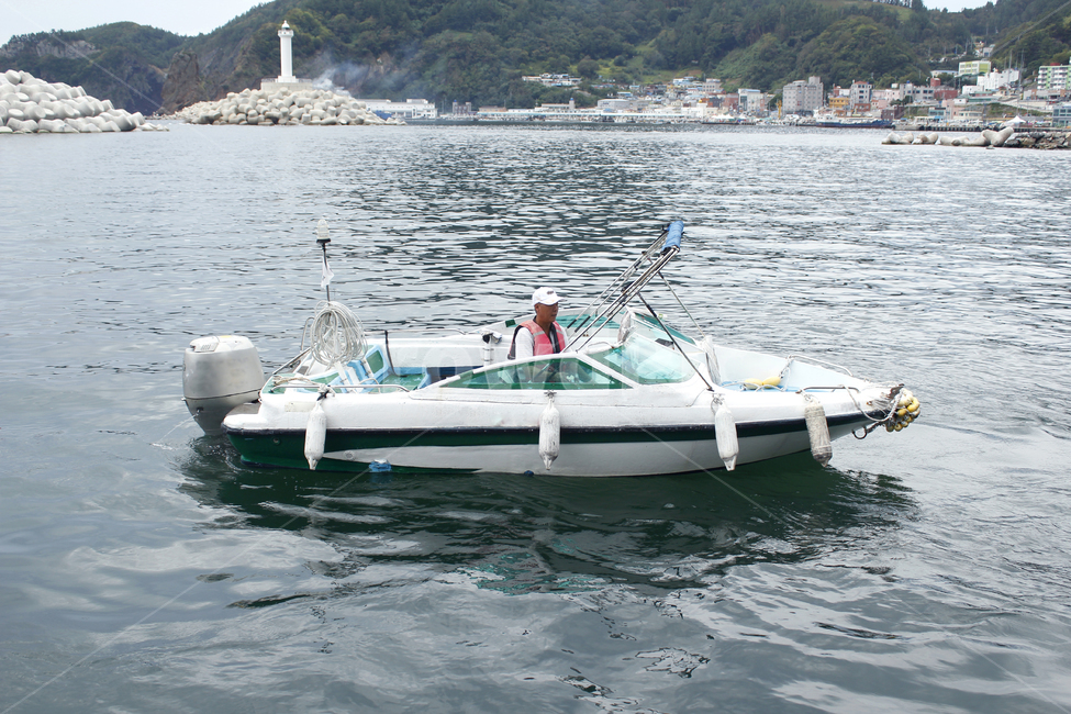 배,보트,바다,선장,어부,구명조끼,바닷가,항구,ship,boat,sea,ocean,풍경,울릉도,저동항,여름,인물,남자,water,산업,industry,industrial,어업,fishery,fishing industry