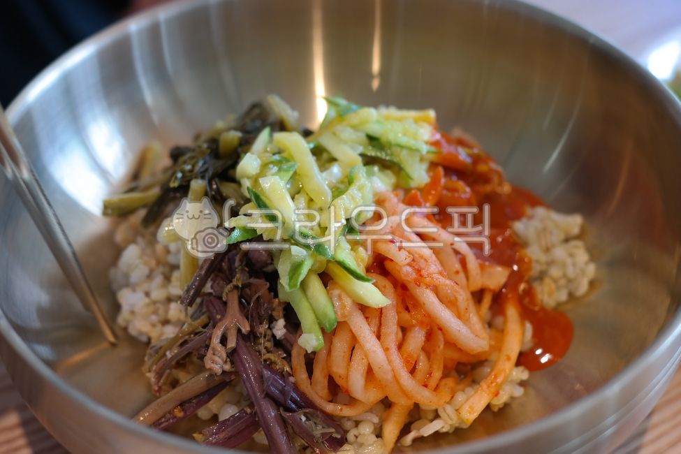 Formally,sidedishe,Radish kimchi,bibimbap,radish,vegetable,vegetables,side dish,Hanjeongsik,Korean food,ingredients,neat,cooking,Korean restaurant,koreanfood,Herbs,Raw radish vegetables,Korean cuisine,restaurant,Korean,brass,Bracken,rust bowl,food,Bibimba