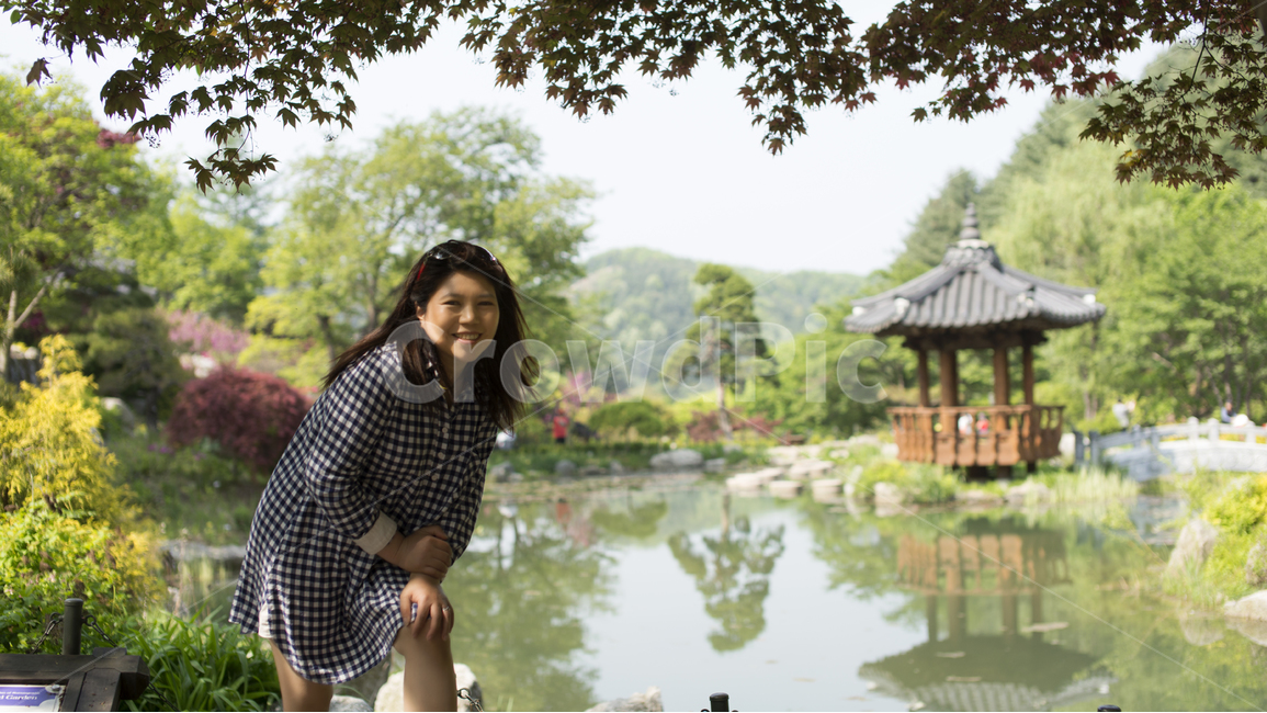 남양주,드라마세트장,연못,정자,푸름,봄,체크무늬원피스,여자,인물,한국전통,한국문화,korean traditional,korean culture,사람,인물,인간,human,person,여성,여자,woman,female,lady