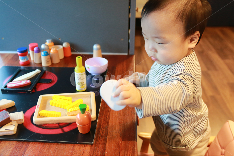 아기,아이,남자아기,부엌,부엌놀이,장난감,조미료,가스렌지,인덕션,부엌놀이장난감,토이,교육,놀이,귀여운,작은,건강한,1살,11개월,돌아기,아들,가족,인물,모델,아기모델,꼬맹이,꼬마,소꿉놀이,요리,육아,사람,인물,인간,human,person,영유아,아기,애기,아이,infants,baby