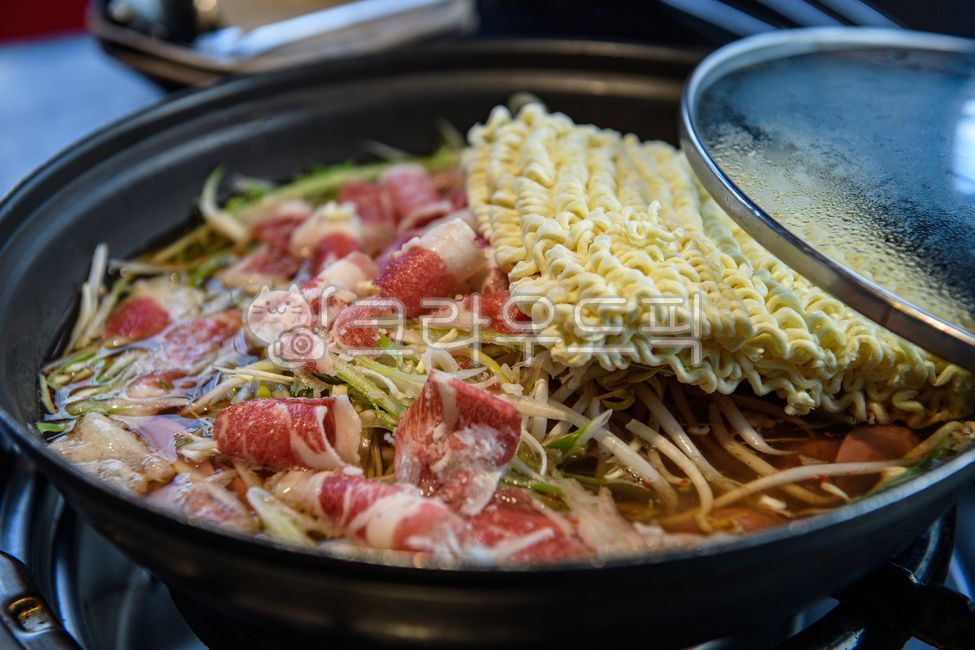 부대찌개,소고기,돼지고기,콩나물,소시지,찌개,국,음식,요리,먹을것,야채,식사,식당,고기