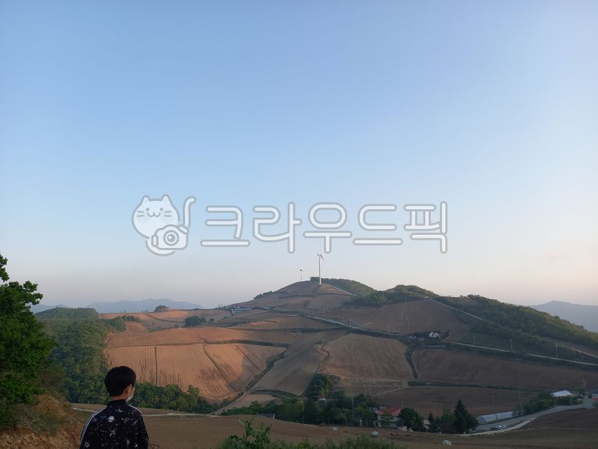 nature,자연,outdoors,옥외,field,필드,grassland,목초지,person,사람,hill,언덕,오후,하늘,sky,thetopofamountain,산정상