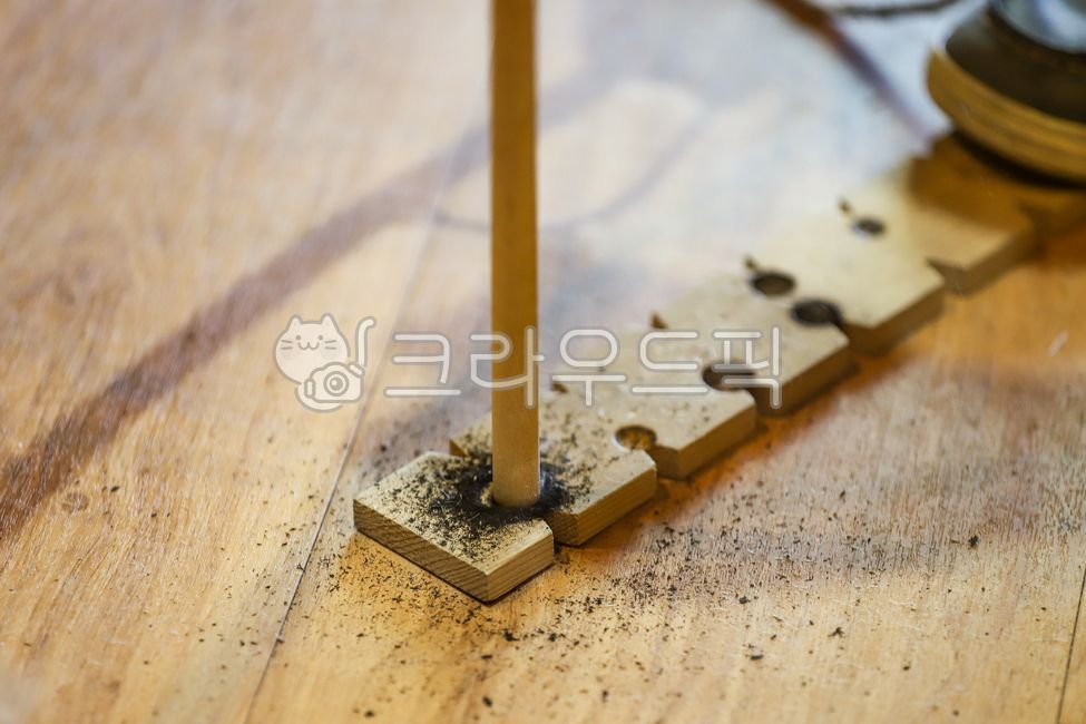 bow burning,survival kit,starting fire with friction,smoke,friction ignition,hand drill,starting fire,friction,ignition agent,fraction,bushcraft,wood survival kit,outdoor fire,Bow drill,bowdrill,fire starter