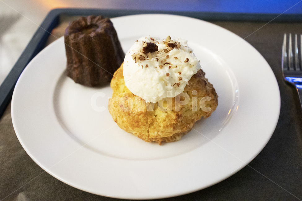식품,식재료,meal,요리,creme,food,스콘,eal,cream,디저트,dessert,베이커리,다이닝,dish,cook,베이킹,cafe,감성,스낵,bread,snack,reserves,dishes,간식,후식,빵집,카페,제빵,크림,fork,포크,cutlery,빵,주방용칼,식사,초코,초코까눌레,까눌레,플레이팅,마들렌,snone,canele,빵,bread
