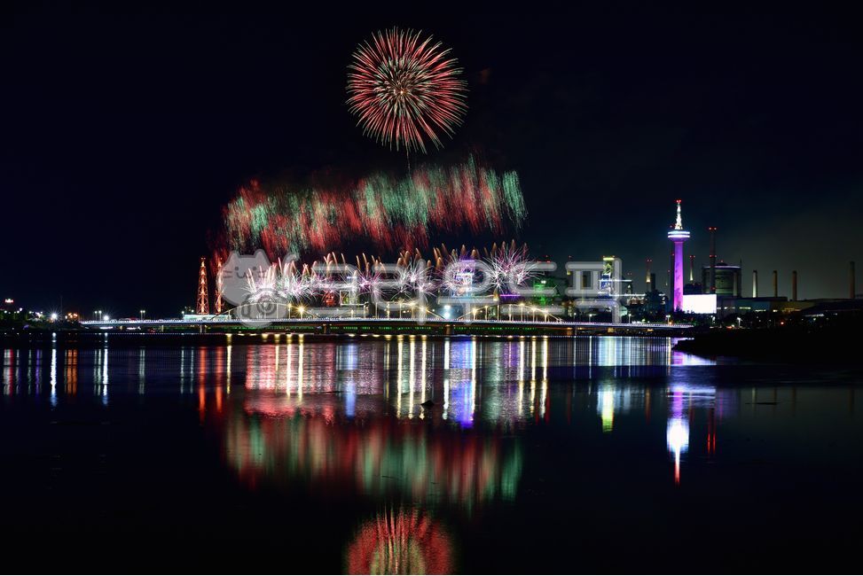 outdoors,옥외,불꽃축제,불꽃놀이,축제의밤,야간,화려한,오색찬란,탄성,감탄,다채로운,fireworksfestival,컬러풀,beach,sea,신비한,바다,해변,포스코해변,포스코,경북,포항,즐기는,환호성,즐거운,아름다운,야경