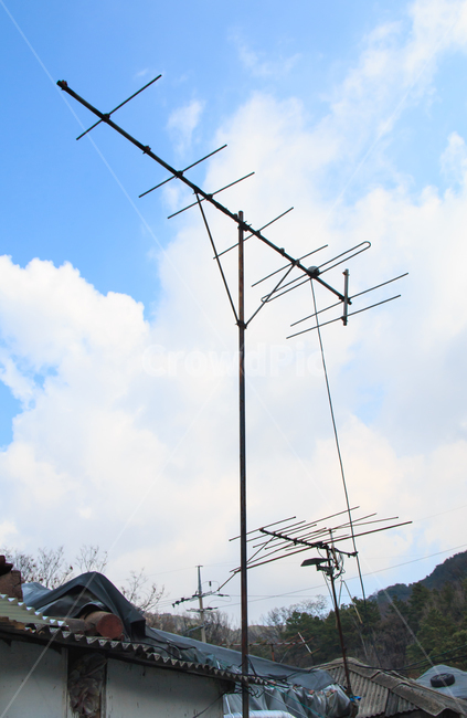 안테나,전파수신기,tv안테나,구식,tv수신기,오래된,향수,옛날,옛날의,아날로그,레트로,빈티지,시골,풍경,경치,추억,감성,감성사진,파란하늘,흰구름,파란,하늘,중계동,백사마을,104마을,사물,물건,오브젝트,thing,object,matter