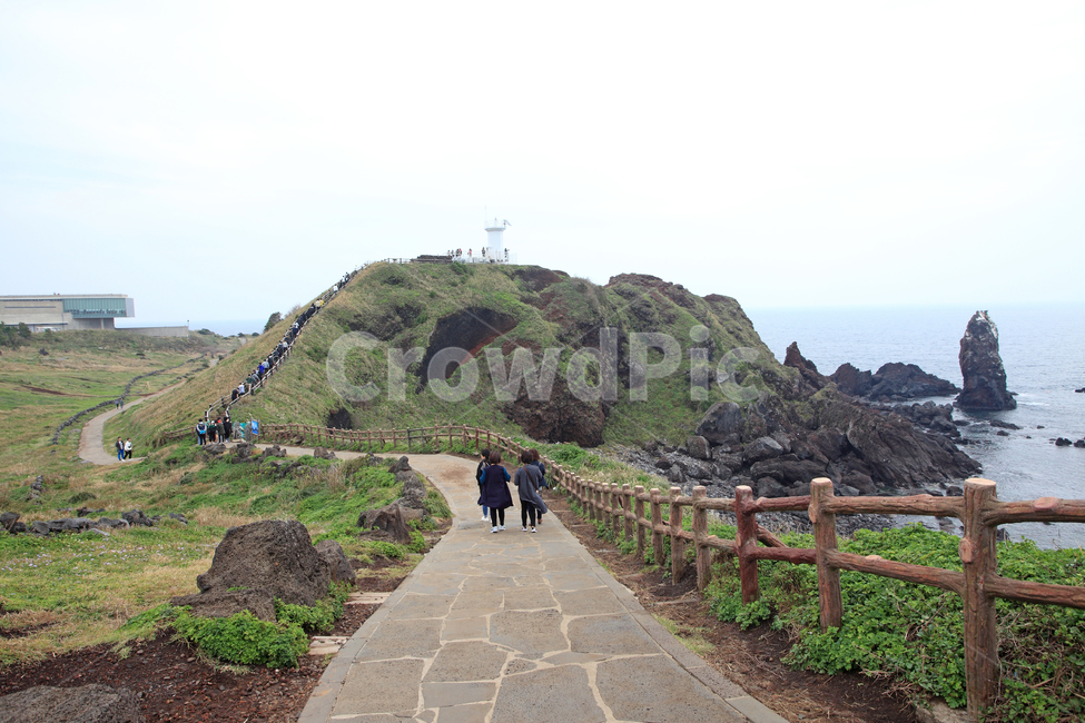 섭지코지,산책,산책로,길,관광,관광객,관광지,사람,명소,목책,걷기,자연,풍경,산,오름,등대,바다,해안,바위,현무암,제주,제주도,한국,자연,풍경,nature,landscape,한국자연풍경,한국자연경관,korea nature landscape,제주도,jeju,jeju island,flagstone,판석,person,human,인간,outdoors,옥외