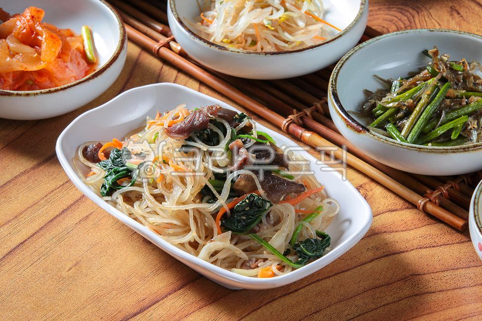 반찬,잡채,시금치,한국요리,음식,별미,한국전통음식,잡채무침,면,면요리,숙주나물,숙주,나물,멸치,멸치볶음,멸치마늘쫑볶음,전통음식,한국음식,한식