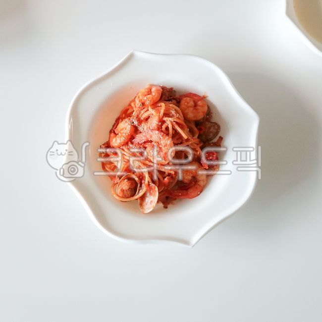 스파게티,토마토스파게티,배달,배달요리,배달음식,파스타,해물파스타,토마토파스타,그릇,플레이팅,아라비아따파스타,점심,식사,집밥,메뉴,양식,새우,조개,요리,한끼,접시,파스타볼,파스타그릇