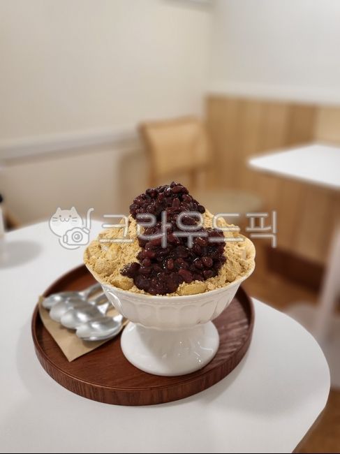 saucer,Injeolmi shaved ice,snack,summer,cafe,Seasonal menu,shaved ice,summer menu,dessert,Plating,Red bean shaved ice