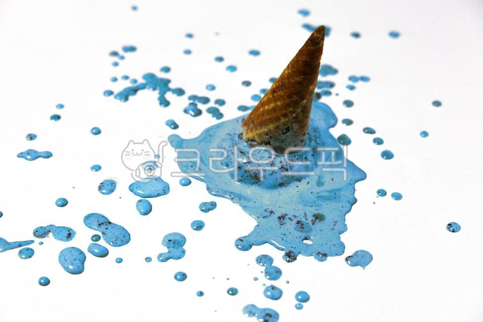 아이스크림,민트초코,민트,디저트,파랑,여름,파란색,블루,청량,청춘,엎어짐,엎지름,콘,더위,녹음,녹다,끈적