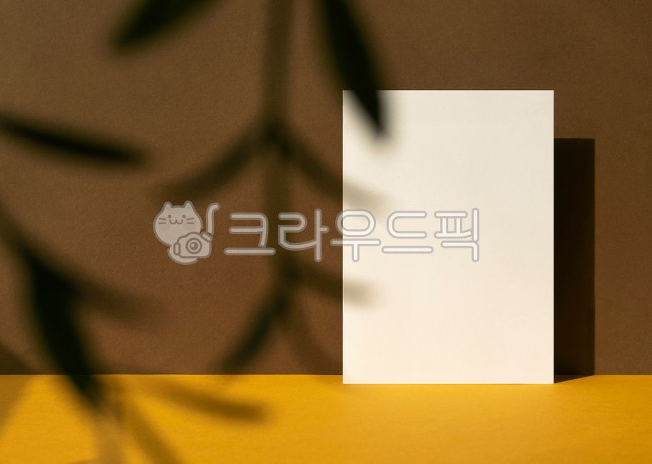카드목업,목업,카피스페이스,카피공간,카드,가을,계절,인사카드,메모,공백,포스트,아웃포커스,메세지,비어있는,백,포스트잇,보드,알림,페이퍼,엽서,무늬,여백,종이,블랭크,그림자,쉐도우,연하장,빈티지,레트로,흰종이,햇빛,오브젝트,표지,데코,프레임,배경,식물,갈색