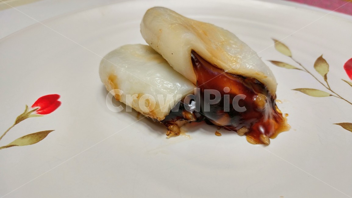 꿀떡,쌀떡,찰바,전통적인,간식,플레이팅,음식,달달함,쫄깃함,꿀,견과류,꿀호떡