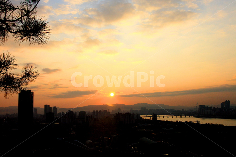 일출,강,하늘,호수,풍경,도시,풍경,city,landscape,실루엣,그림자,silhouette,shadow,nature,자연,outdoors,옥외,dusk,황혼,dawn,새벽,red sky,붉은 하늘,sky,sunset,일몰