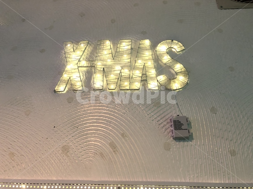트리,크리스마스,xmas,chirstmas,아늑한,불빛,전구,벽면,장식,겨울,계절,winter,season,기념일,축하,anniversary,congratulation,celebrate,celebration,메리크리스마스,성탄절,merry christmas,인테리어,실내디자인,interior design