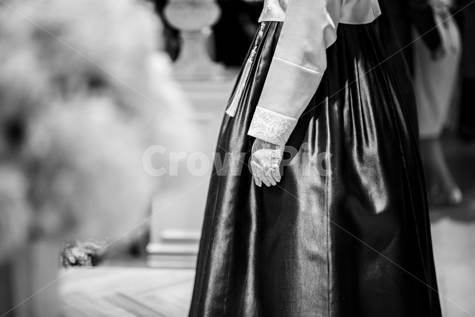 웨딩,흑백,결혼,손,한복,흑백사진,한복,한국전통의상,hanbok,korean traditional clothes,사람,인물,인간,human,person,신체일부,몸,body,여성,여자,woman,female,lady,흑백,모노톤,monochrome,black and white