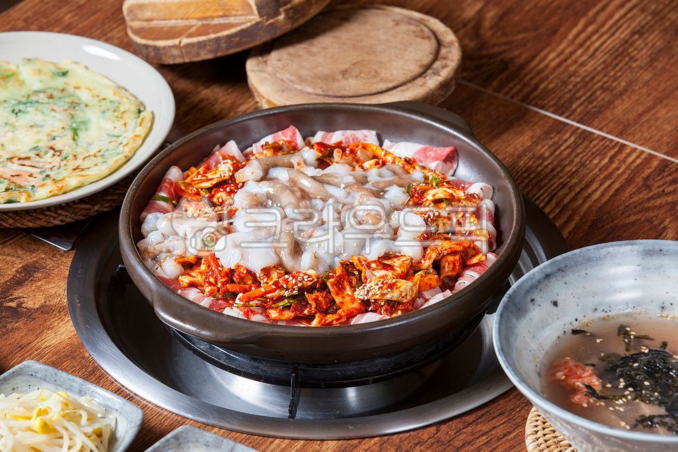 seasoning,snack,Stirfried Octopus,beef,Wild octopus dish,Stirfried Vegetables,Stirfried octopus,Korean food,Wellbeing food,cooking,delicacy,Bangtang,Drink snacks,Stirfried Beef and Octopus,Soju snacks,Stirfried beef and octopus,restaurant,Stirfried Beef O