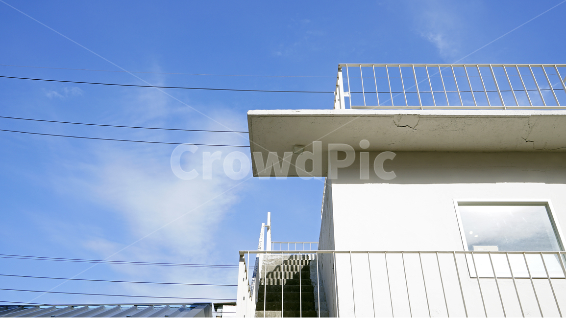 cafe,building,house,sky,daytime,sunshine,white,wall,wire,까페,스튜디오,건물,하늘,구름,전선,햇빛,건축물,건물외관,exterior,building,structure,architecture,construction