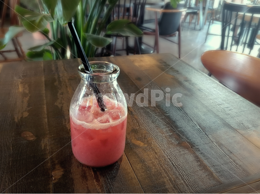 딸기쥬스,유리컵,슬러시,딸기스무디,음료,컵,테이블,빨대,juice,딸기,drink,beverage,glass,cup,table,straw,커피숍,분위기,카페,cafe,coffeeshop,스무디,음료수