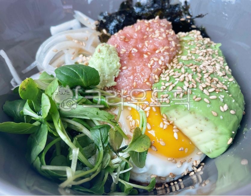 명란아보카도덮밥,덮밥,아보카도,명란젓,명란젓갈,저염명란젓갈,저염명란젓,써니사이드업,계란후라이,달걀후라이,후라이,계란,달걀,김,깨,백미,쌀밥,쌀,밥,양파,야채,채소,참깨,음식,요라,식사,식재료,먹방,고추냉이,와사비,생와사비,food,dish,cook,meal,rice,egg