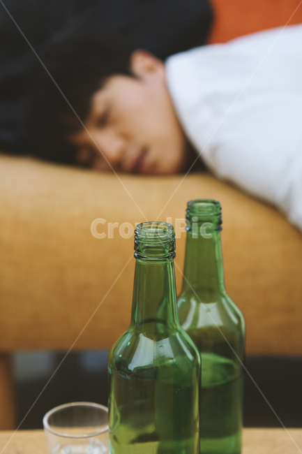 남성,남자,소주병,소주,술,음주,과음,숙취,취객,술병,사람,인물,인간,human,person,남성,남자,man,male,술,주류,alcohol