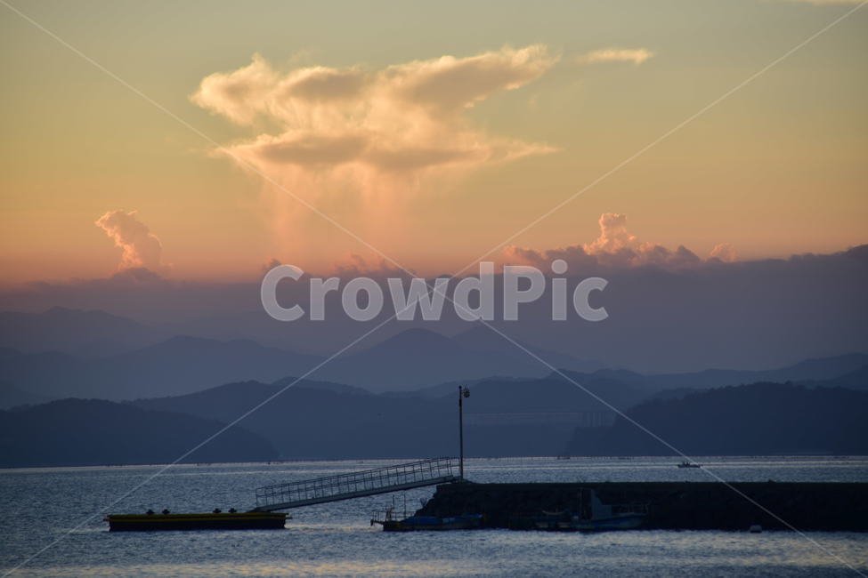바다,항구,노을,구름,하늘,산,황혼,일몰,해질녘,저녁,오후,sea,sunset,저녁노을,sky,cloud,잔잔한,고요한,실루엣,풍경,자연,색감,석양,저녁놀