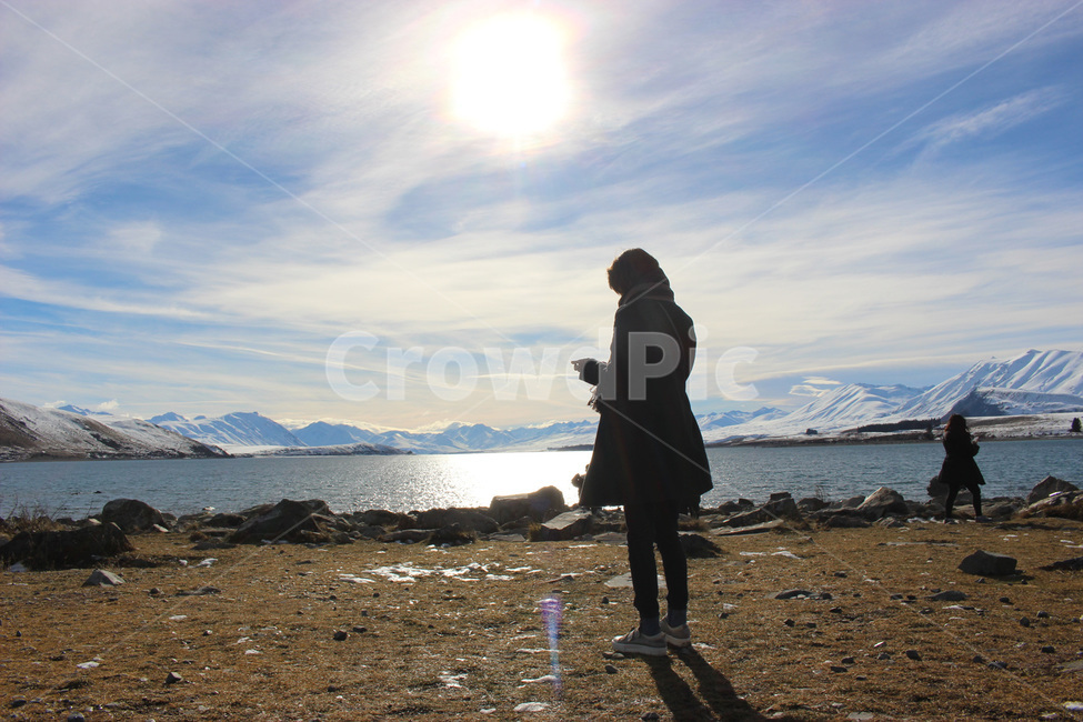 coat,코트,human,인간,person,사람,nature,outdoors,옥외,snow,눈,산맥,호수,산,바위,하늘,뒷모습,자연,태양,물,테카포,겨울,사람,인물,인간,human,person