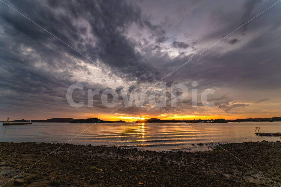 풍경,노을,석양,황혼,바다,해변,sea,ocean,beach,붉은,구름,하늘,sky,광각,자연,풍경,nature,landscape,해변,바다,beach,sea,outdoors,옥외,dawn,새벽,sunset,일몰,dusk,red sky,붉은 하늘,sunlight,햇빛