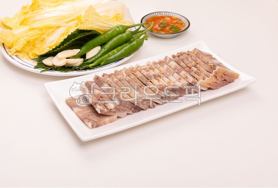 돼지고기편육,배추,보쌈,고추,편육,마늘,접시,점심,음식,식재료,요리,food,cook,meal,dishes,food reserves