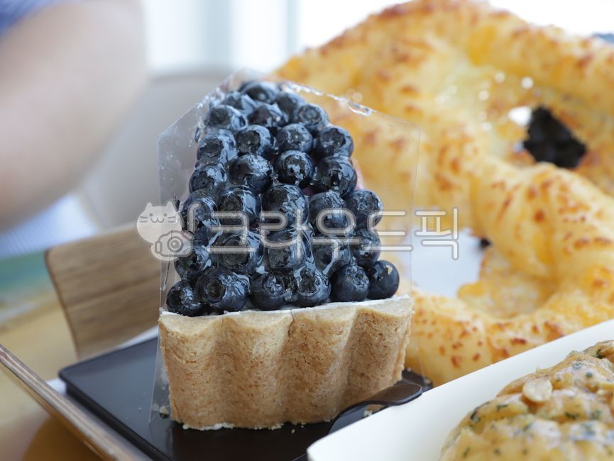 디저트카페,카페,디저트,빵,케잌,cafe,dessertcafe,푸드,식사,meal,berad,cake,쟁반,tray,블루베리케잌,조각케잌,blueberrycake,pieceofcake,blueberry,블루베리,food,음식,fruit,과일