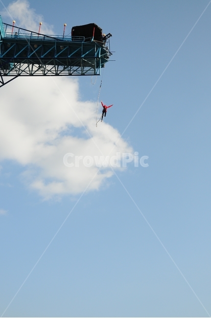 번지점프,점프,하늘,구름,공원,bungeejumping,bungeejump,sky,야외,레저,leisure,Outdooractivity,Outdooractivities,야외활동,맑은,푸른,맑은하늘,푸른하늘,사람,인물,인간,human,person,여행,휴가,traveling,vacation,trip,스포츠,레저,운동,sports,leisure,exercise