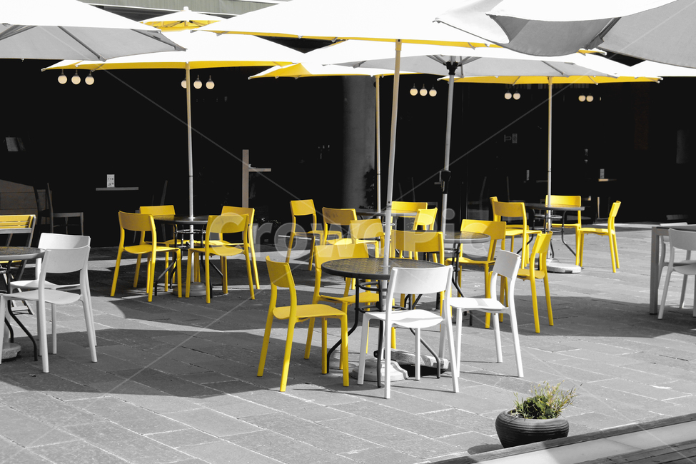 white,yellow,table,sunny,chairs,따뜻한,야외,노란의자,흑백,모노톤,monochrome,black and white,사물,물건,오브젝트,thing,object,matter