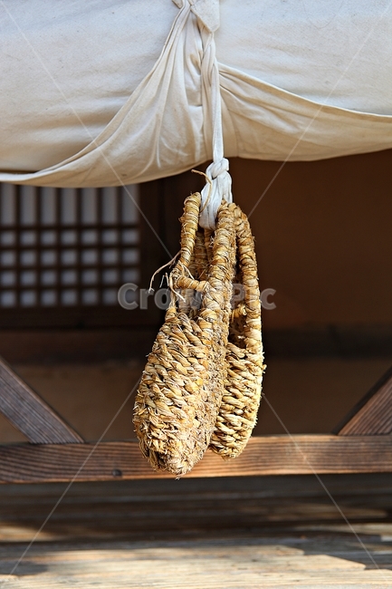 짚신,신,전통공예품,짚,새끼,매듭,봇짐,개나리봇집,천,식물,자연,한국전통,한국문화,korean traditional,korean culture,사물,물건,오브젝트,thing,object,matter