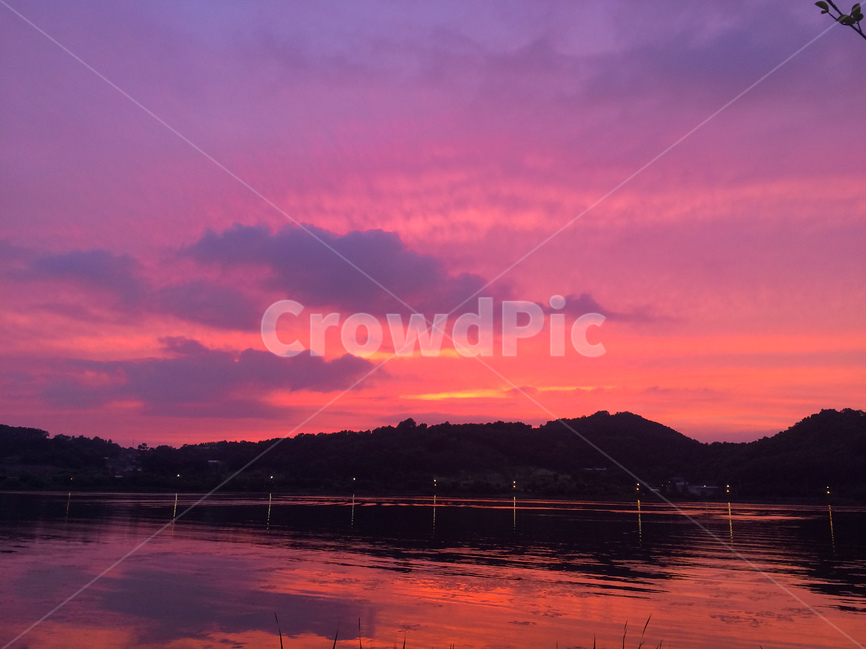 일몰,호수,풍경,노을,석양,구름,자연,풍경,nature,landscape,실루엣,그림자,silhouette,shadow,outdoors,옥외,sky,하늘,dawn,새벽,red sky,붉은 하늘,dusk,황혼,sunset,land,땅