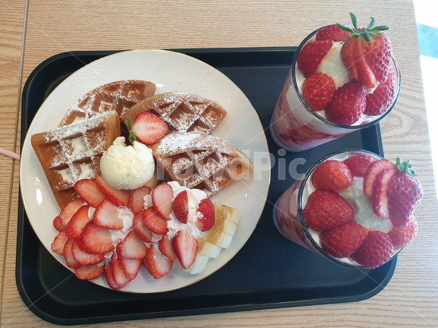 딸기,디저트,와플,봄,딸기잔치,딸기요거트,데이트,후식