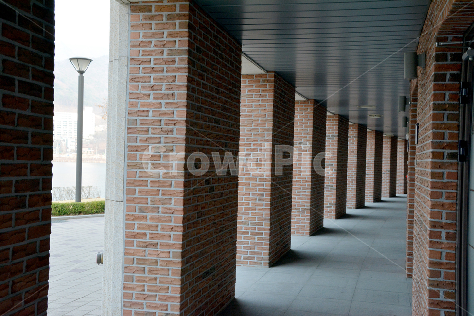 기둥,정렬,벽돌,빨간색,복도,stone,bricks,건축물,건물외관,exterior,building,structure,architecture,construction