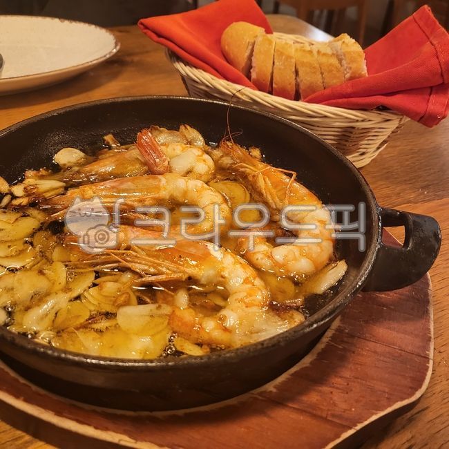 스페인음식,레스토랑,감바스,바게트,새우요리,스페인요리,음식,요리,고급레스토랑,분위기있는식당,맛있는음식,서양요리,유럽식당,양식