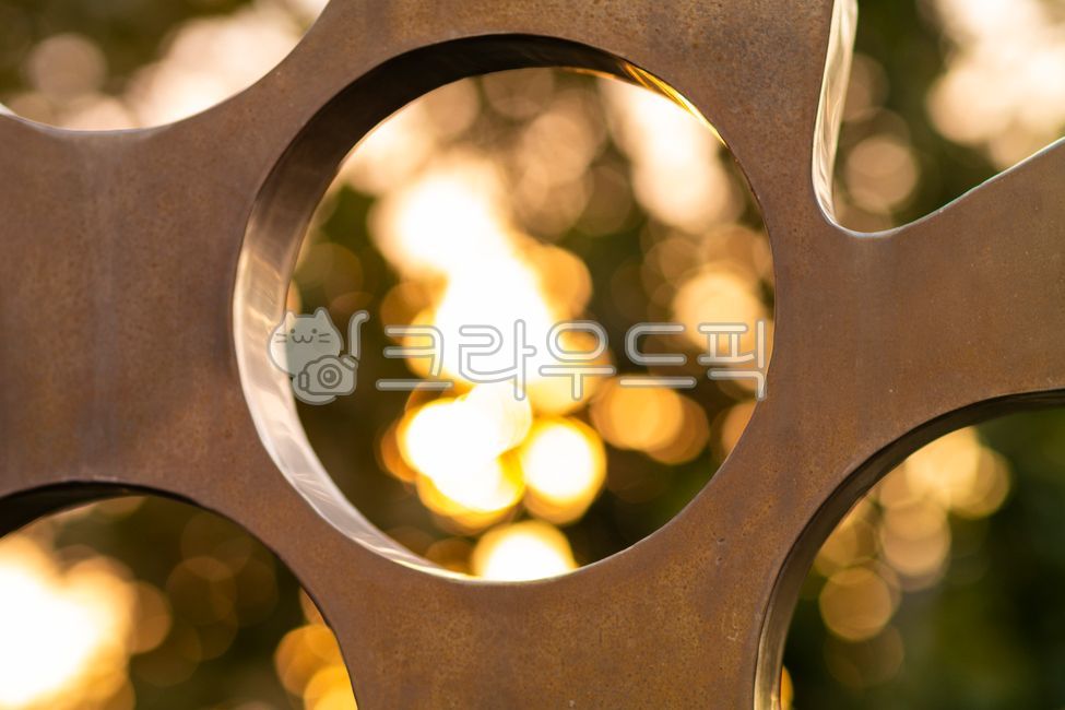 hole,Debt split,Daejeon Daedong Sky Park,brass piece,wonderful sculpture,brass sculpture,sculpture