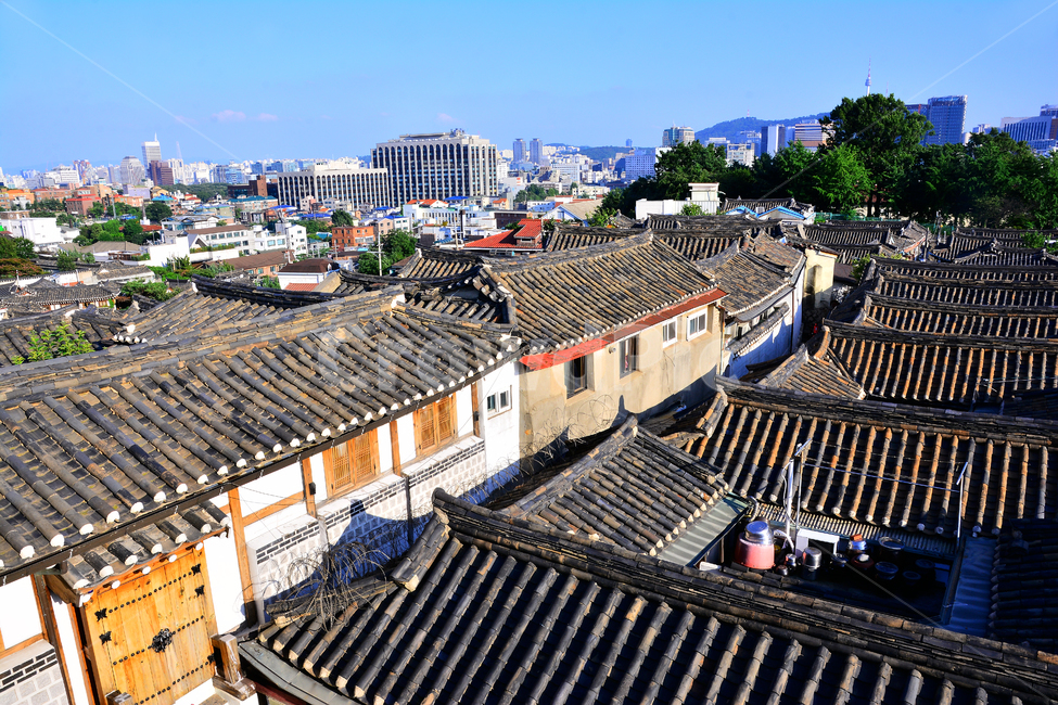 한옥,전통,북촌,기와집,한옥마을,서울,명소,관광지,투어,민속,보존,하우스,history,house,seoul,culture,traditional,korea,한국,가볼만한곳,역사,한국의미,아름다움,건축,장인,집,주거지,old,오래된,골목,빈티지,패턴,pattern,대비,도시,풍경,city,landscape,한국도시풍경,한국도시경관,korea cityscape,한국전통,한국문화,korean traditional,korean culture,roof,지붕