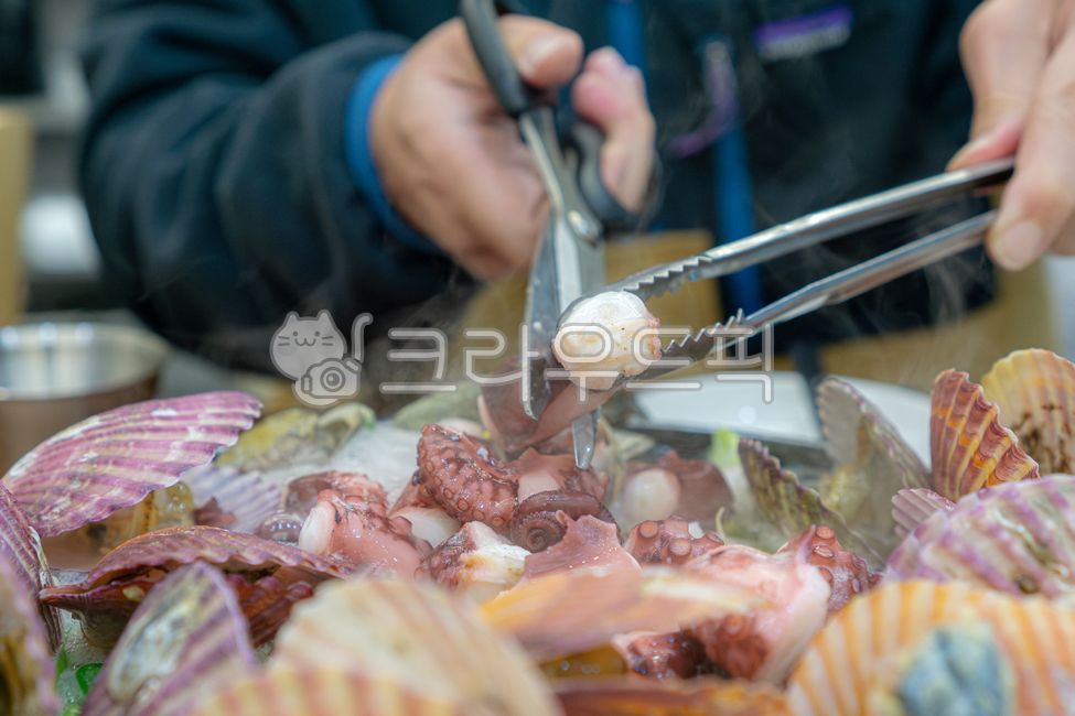Octopus legs,scallops,clams,tongs,scissors,stew,stew dish,Korean food,seafood kalguksu,seafood stew,soup dish