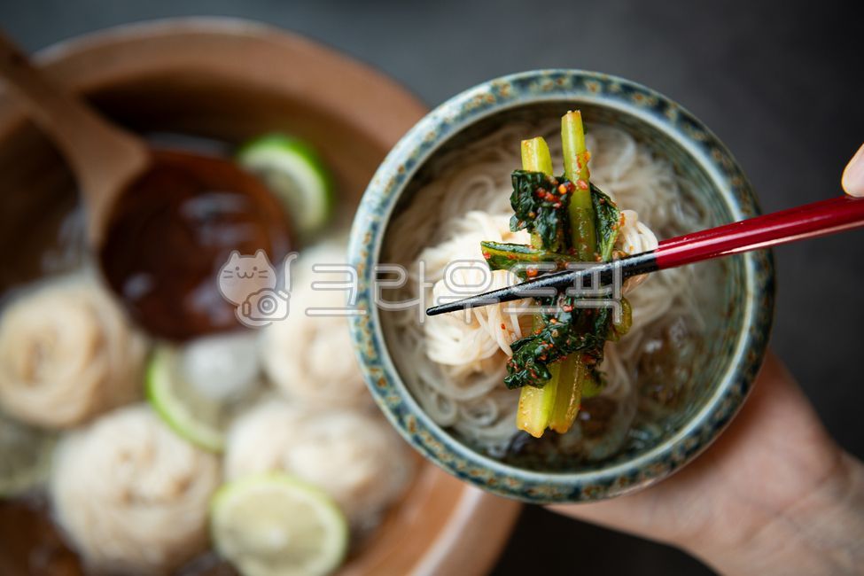 Cold noodles,cold noodles,dongchimi,ice,cool,lime,bowl,presentation,ladle,broth,food,meal,delicacy,food,noodles,Pyongyang cold noodles,buckwheat,cold buckwheat,cooking,cooking,chopsticks,hand,soba,buckwheat soba,buckwheat noodles,