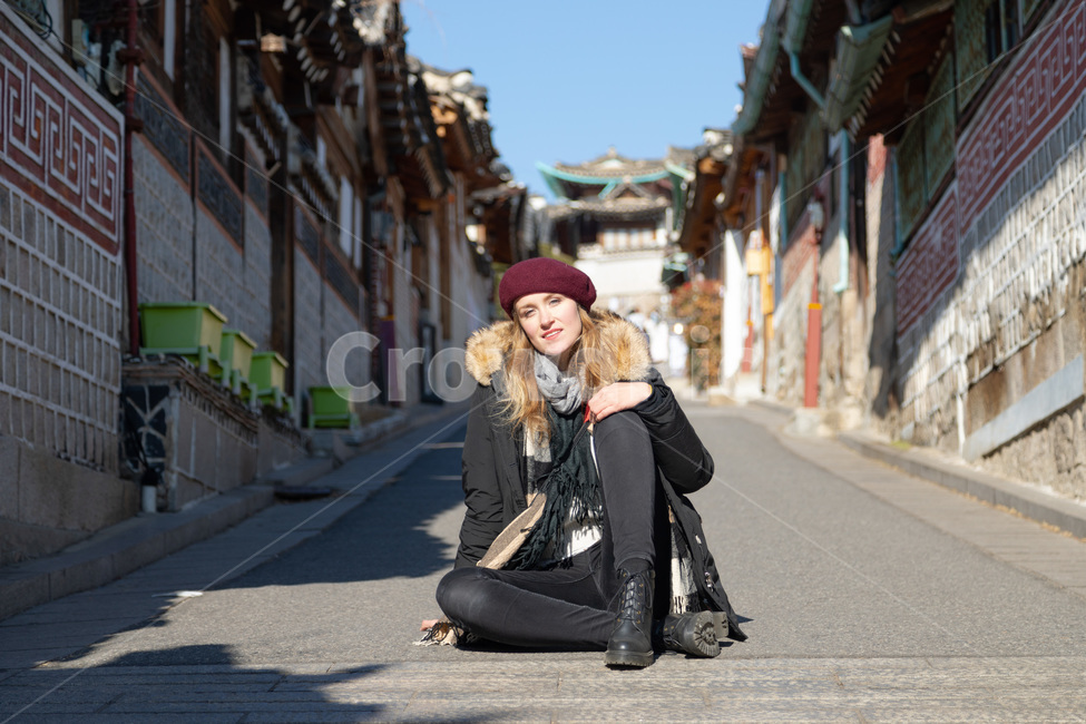 금발,여자,외국인,백인,여행자,여행,의복,의류,패션,모자,hat,traveler,한국전통,건물,apparel,clothing,사람,인물,인간,풍경,한옥마을,북촌,한옥,여성,koreantradition,female,koreanculture,human,blondhair,travel,foreigner,building,도시,서울,city,seoul,bukchon,white,사람,인물,인간,human,person,여성,여자,woman,female,lady