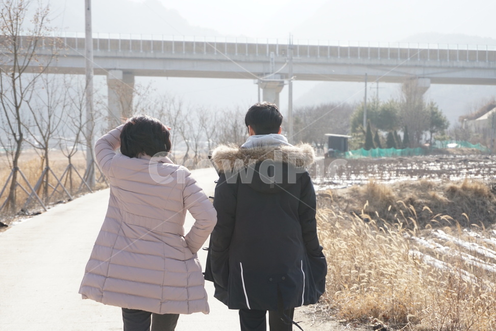 뒷모습,산책길,따듯함,부모님,휴식,겨울,계절,winter,season,사람,인물,인간,human,person,가족,패밀리,family