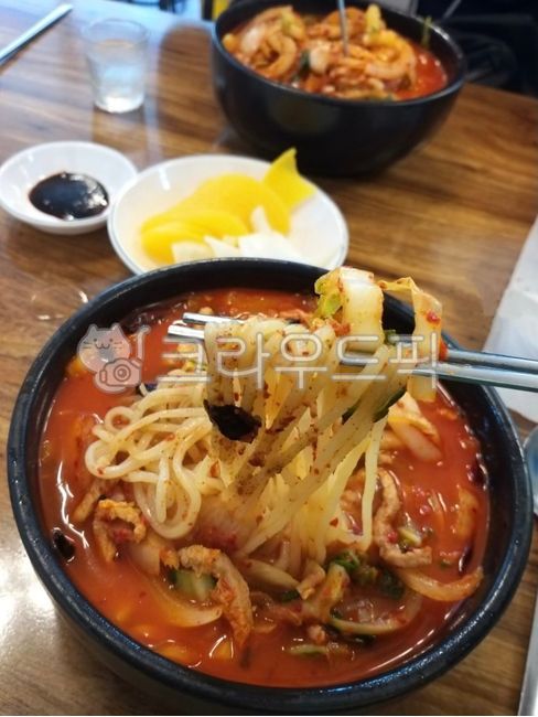 soup,chopsticks,pickled radish,pork,vegetables,hangover,jjamppong,buljjamppong,ingredients,soju glass,snacks,noodles,cook,cuisine,spicy,drinking glasses,chunjang,food,meal,Meat jjamppong,dish,earthen pot,meat,mukbang